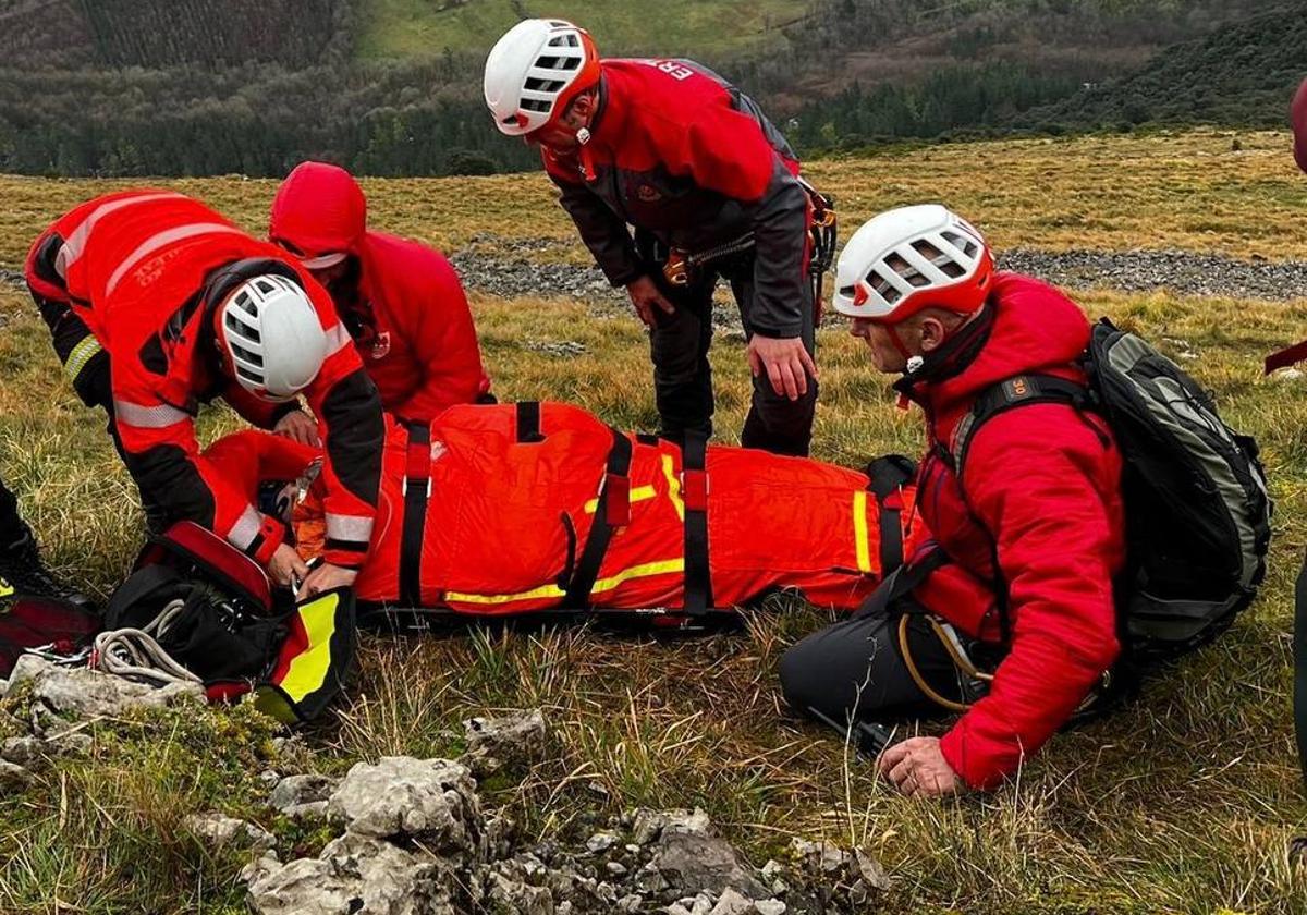 Un momento del rescate del montañero de 28 años en el Udalatx.