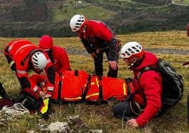 Un momento del rescate del montañero de 28 años en el Udalatx.