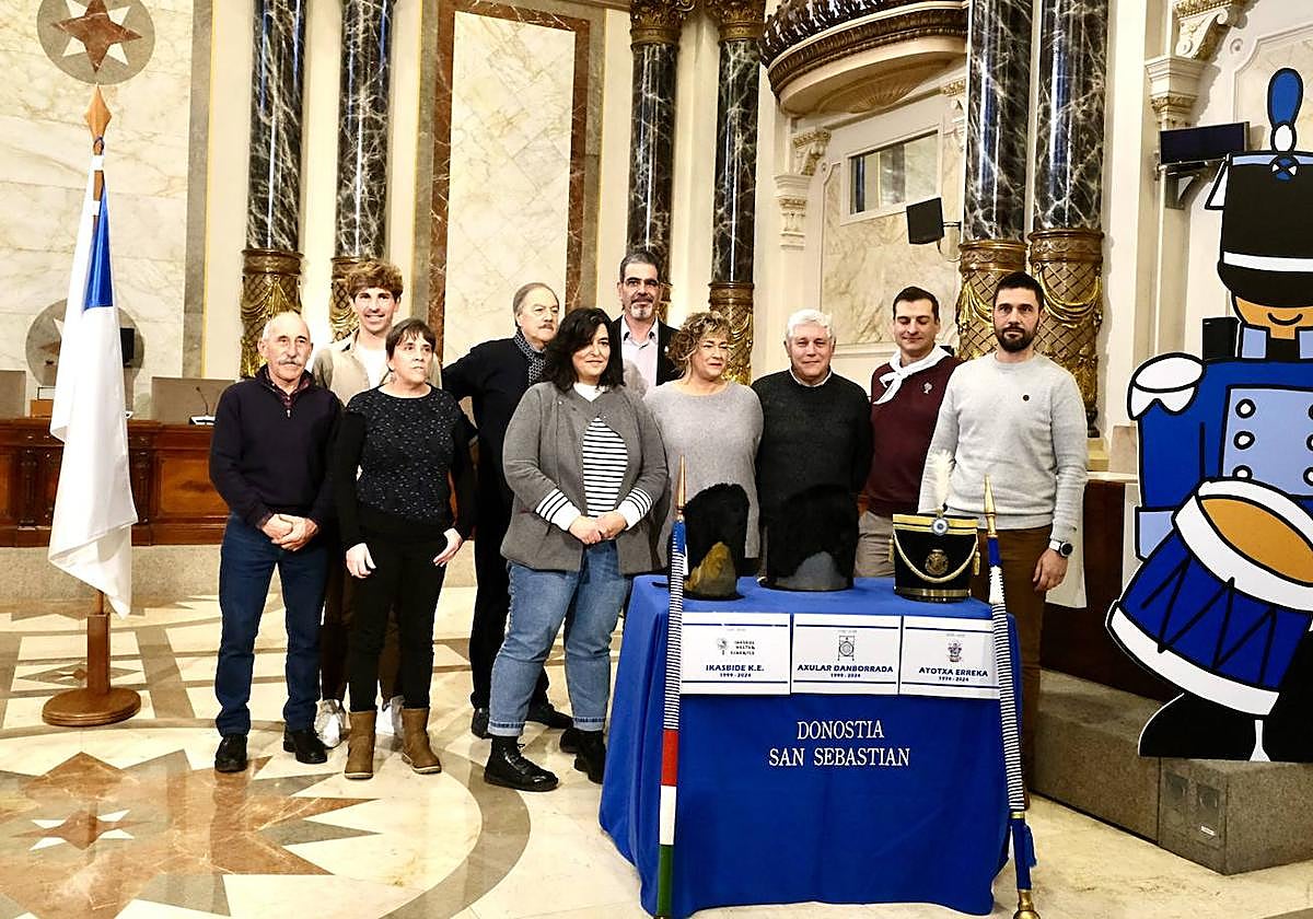 Goia e Insausti, con representantes de las tamborradas homenajeadas.