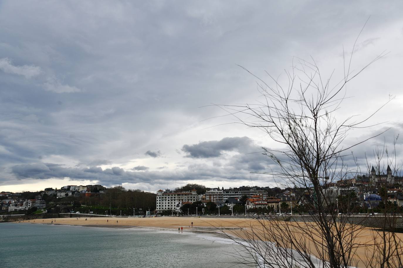 Mañana de nubes y temperaturas altas en San Sebastián