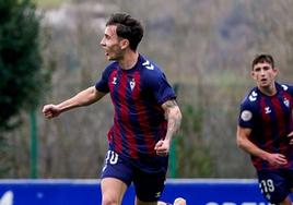 Eric Pérez celebra su gol frente al Padura, que supuso el 2-1.