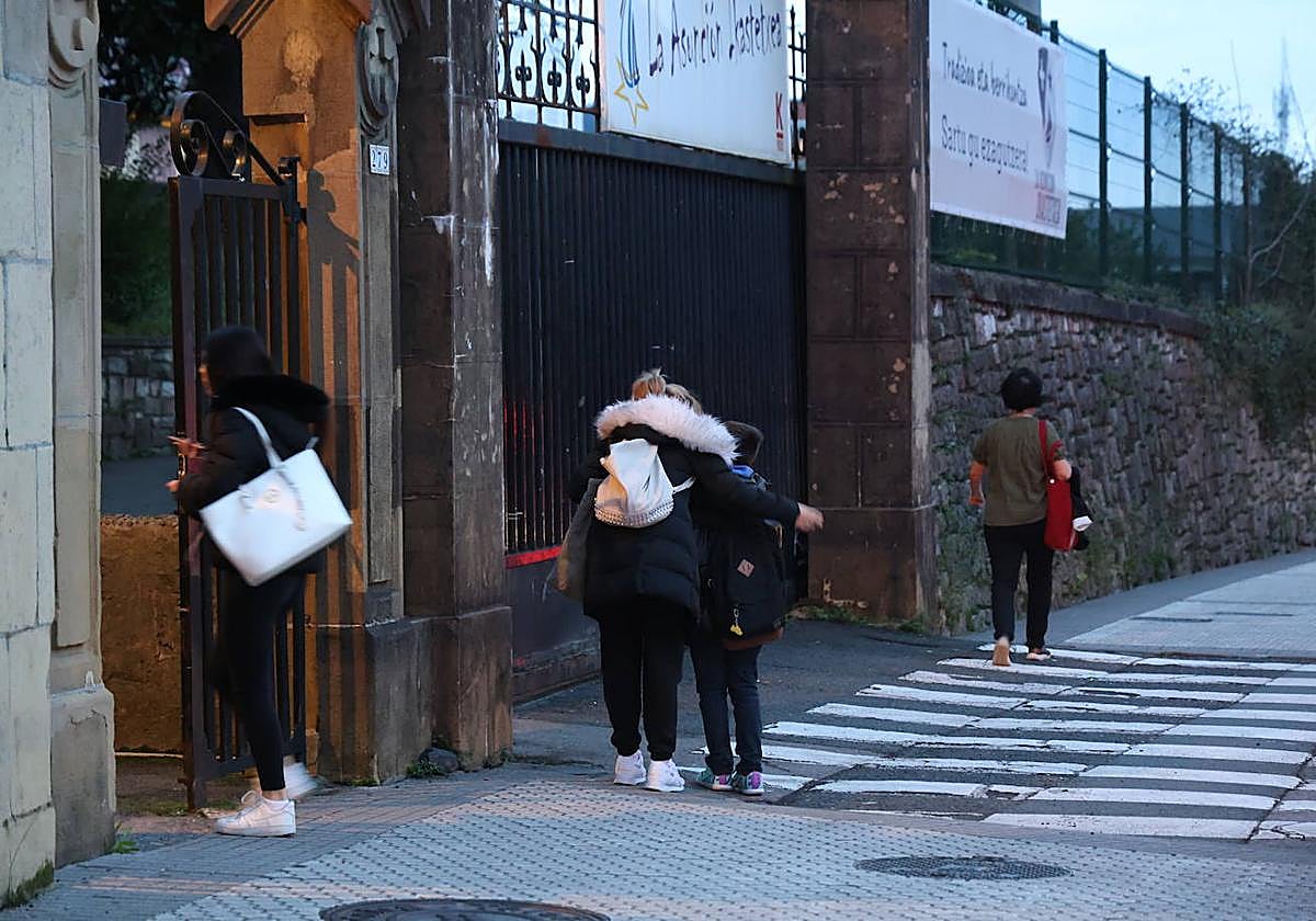 Madres llevando a primera hora a sus hijos al Colegio La Asunción de Donostia.