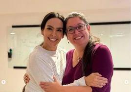 Cristina Pedroche y Alba Padró posan sonrientes momentos después de conocerse en persona.