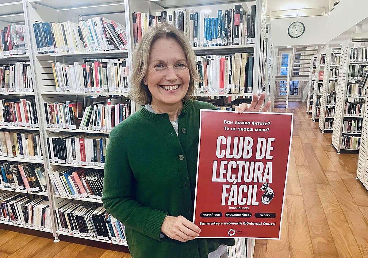 Ibarrondo con uno de los carteles editados en distintos idiomas.