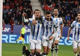 Oyarzabal celebra su gol de penalti junto a André Silva, Merino y Aritz.