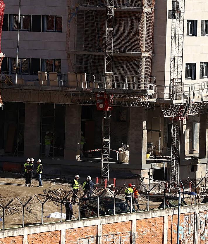 Imagen secundaria 2 - Un trabajador donostiarra fallece tras caer de un edificio en construcción en Errenteria