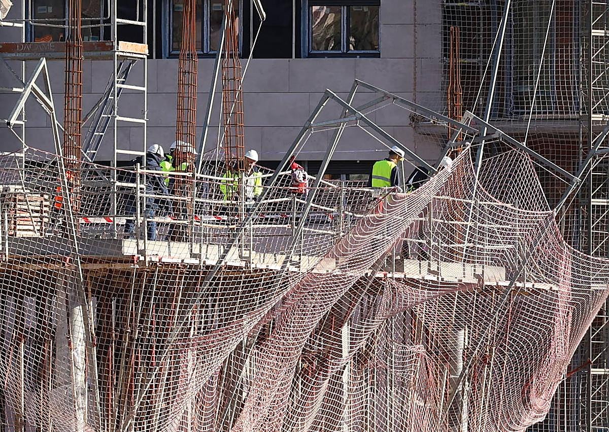 Imagen secundaria 1 - Un trabajador donostiarra fallece tras caer de un edificio en construcción en Errenteria