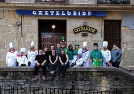 Karmele Zabaleta, Xabier Madina, Eugenia Fournier, Aitor Manterola,Nerea Astarbe, Alex Santesteban, Ainhoa Bacaicoa, Isabel Verdini, Idoia Machimbarrena, Fernando Arrieta, Andrea Parte, Pilar Salaverria, Patxi Iriondo, Lucía Garay, Imanol San Julián, Juan Luis Andueza y Marisol Zubieta posan en el exterior de la sociedad Gaztelubide. Todos ellos serán protagonistas de una fiesta inclusiva que quieren celebrar por todo lo alto
