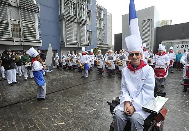 Matiazaleak toca una de las piezas en el edificio Bermingham, punto de partida de la tamborrada