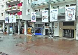 La plaza Armerías con los estandartes de las 23 tamborradas de la zona.