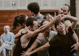 Los siete intérpretes de la 'Txalaparta', en plena ejecución de uno de los movimientos.