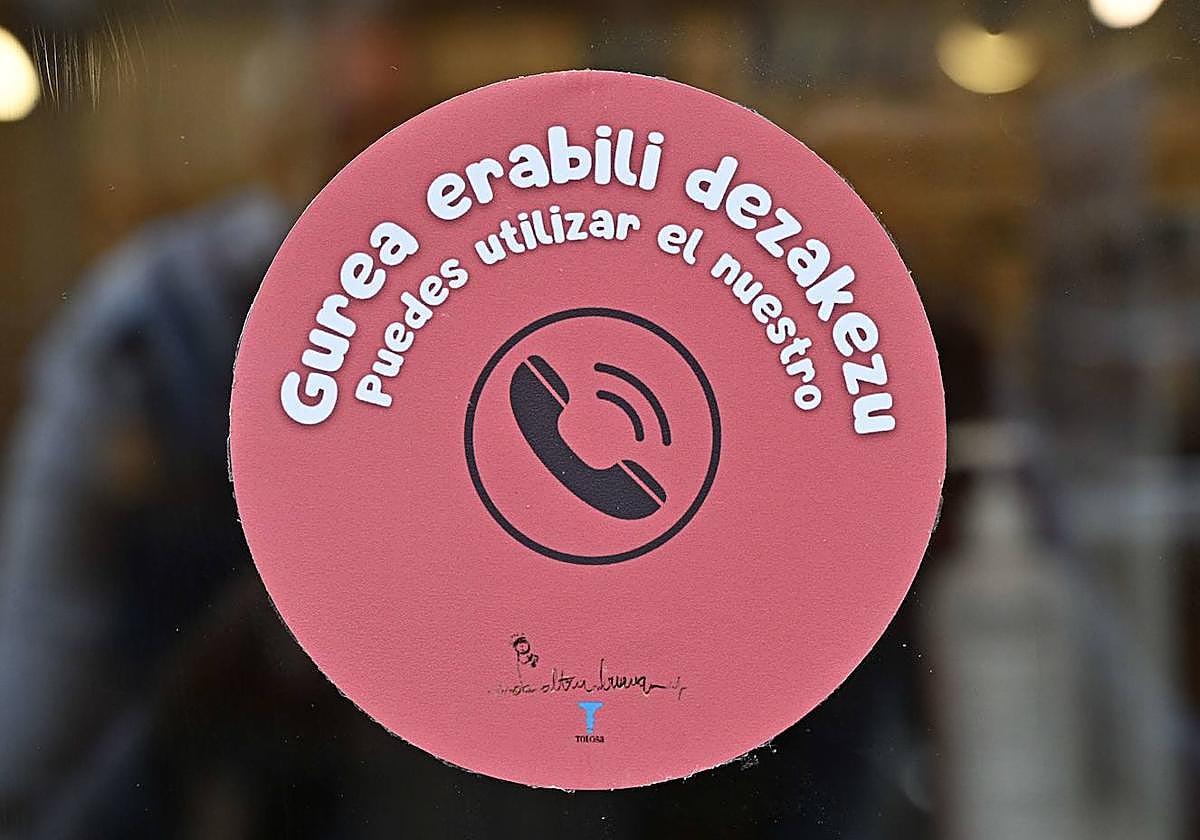 La pegatina 'Usa mi teléfono' en las tiendas se extiende por Gipuzkoa