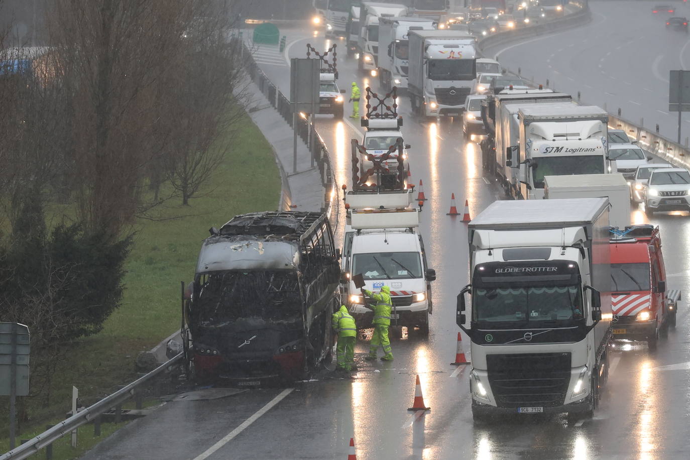 Así ha quedado el autobús incendiado en Orio