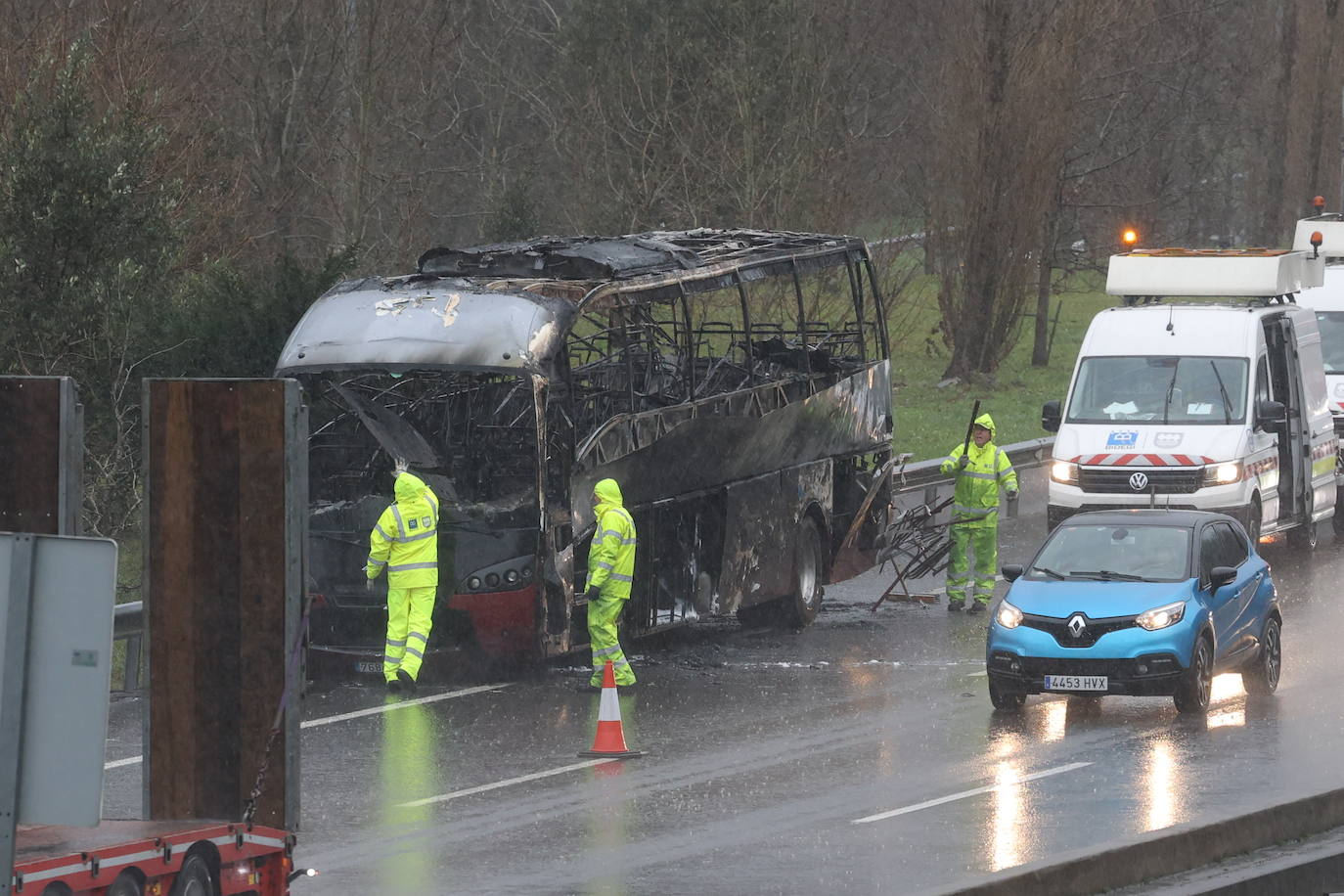 Así ha quedado el autobús incendiado en Orio