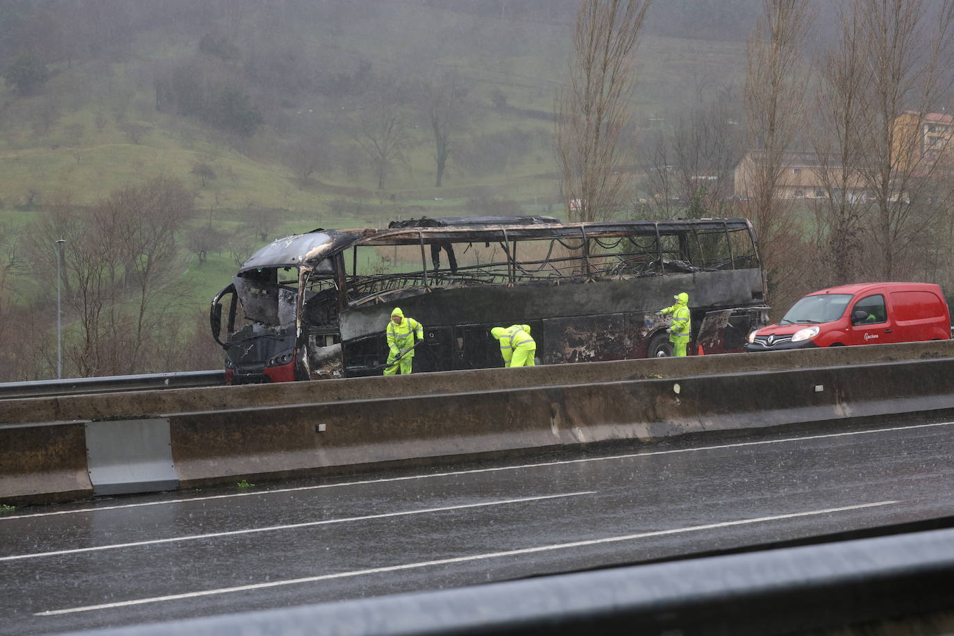 Así ha quedado el autobús incendiado en Orio