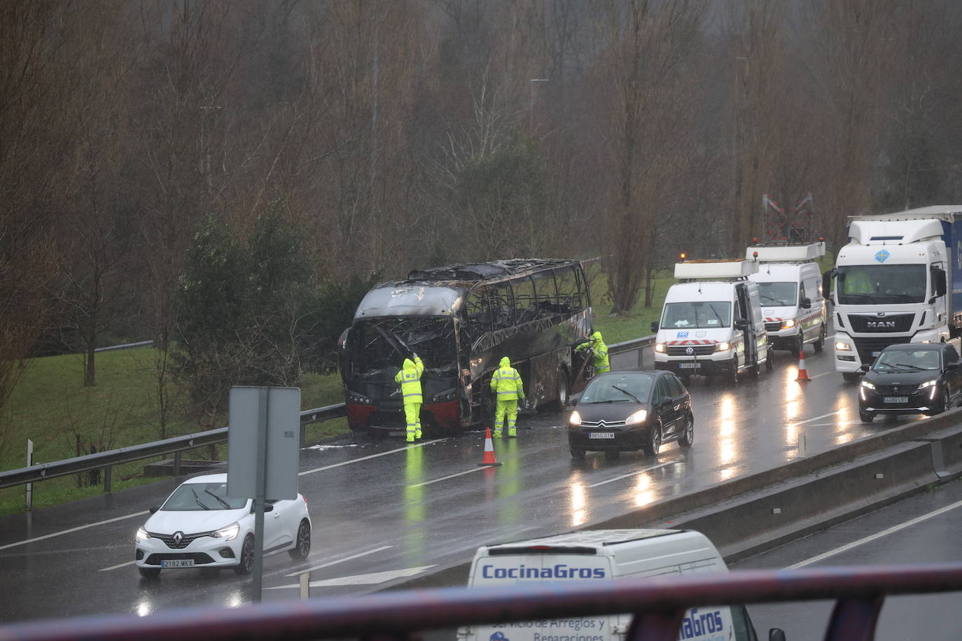 Así ha quedado el autobús incendiado en Orio