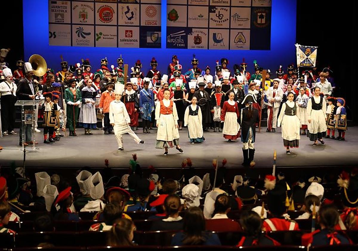 Acto de presentación de la Tamborrada Infantil celebrado este jueves en el teatro Victoria Eugenia de Donostia.