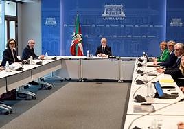 El lehendakari comparte con las instituciones vascas el cuaderno Euskadi 2040.