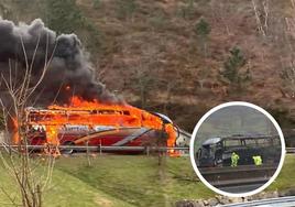 El autobús incendiado en la AP-8 y en miniatura el estado en el que ha quedado tras sofocar los bomberos las llamas