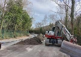 Las actuaciones han comenzado por la intervención que reformará el parking del parque ecológico, extendiéndolo al otro lado de la carretera de acceso a Plaiaundi, la calle Pier Loti, en una parcela que hay a la entrada junto al talud de la variante.