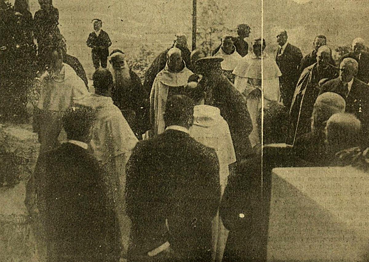 Imagen secundaria 1 - El rey Alfonso XIII conversa con autoridades locales. Debajo con frailes mercedarios del nuevo reformatorio. Una publicación del centro correccional.