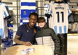 Sheraldo Becker se fotografía con un joven aficionado tras su presentación en el Reale Arena.