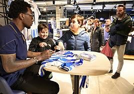 Sheraldo Becker ejerce de estrella