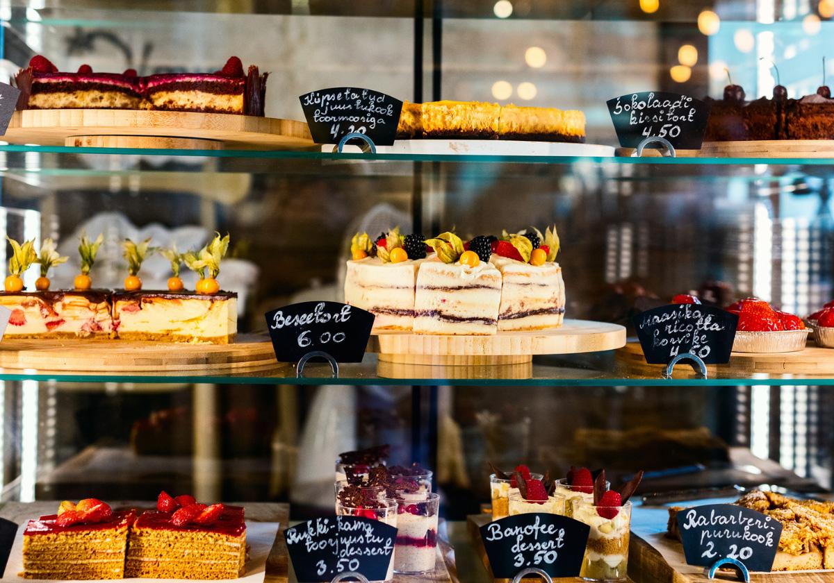 Pasteleros difunden las dedicatorias y felicitaciones más llamativas en sus tartas