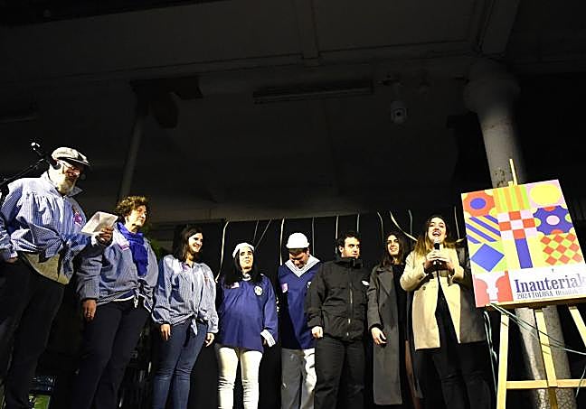 Los autores del cartel, junto a la concejala de Fiestas y los representantes de la sociedad Veleta, entidad kuttuna carnavalera de este año.