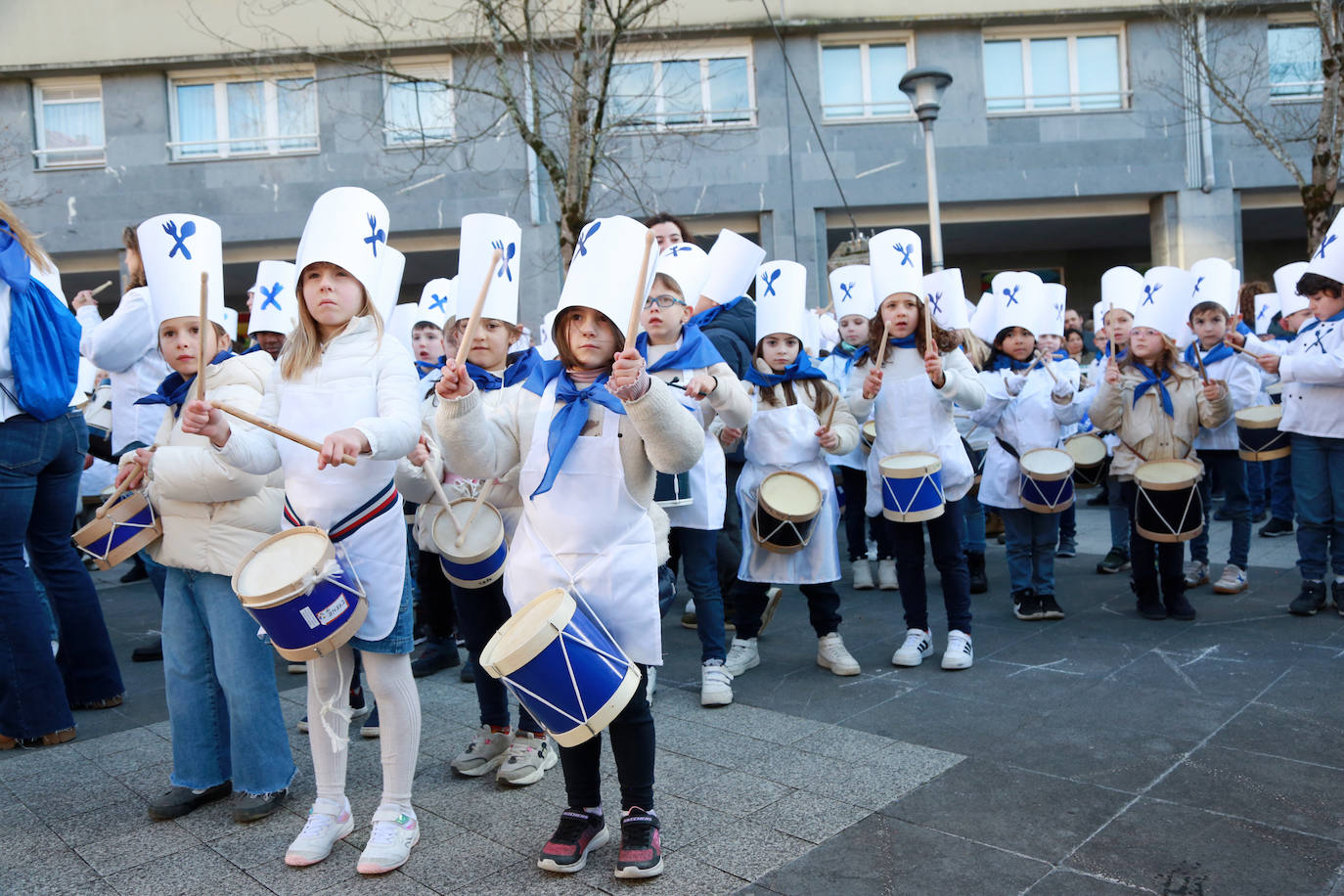 Los txikis de Santa Teresa Ikastetxea, Larramendi y Jesuitinas calientan motores