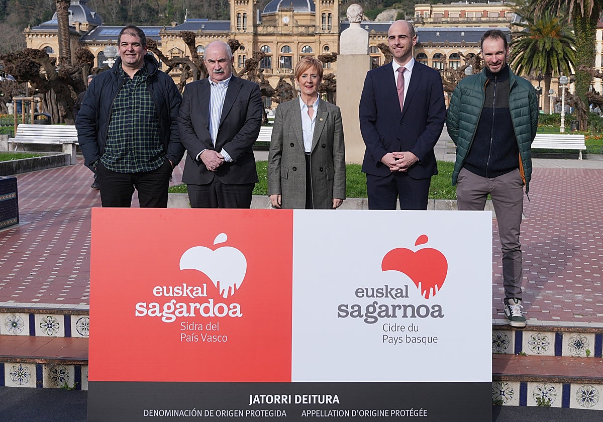 Unai Agirre, Xabier Aierdi, Arantxa Tapia, Joseba Aierdi y Bixintxo Aphaul.