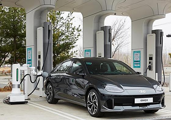 El nuevo robot desarrollado por Hyundai recargando el vehículo.