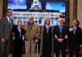 Foto de familia de los galardonados con la Medalla al Mérito Ciudadano 2024.