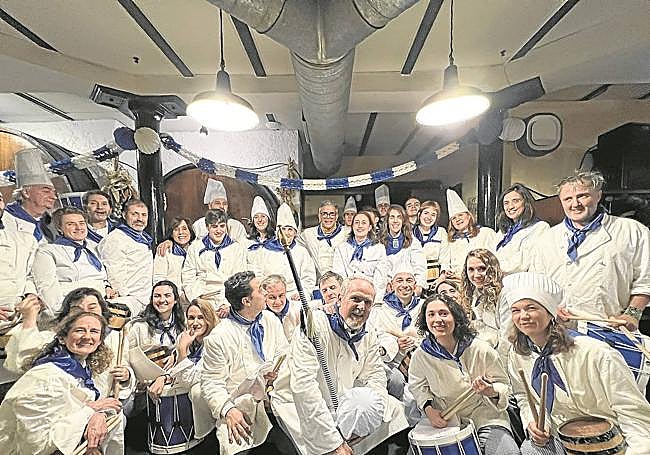 Los tamborreros de la euskal etxea de Madrid a los que dirige José María Arana, en el centro de la imagen.