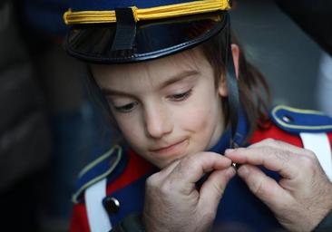 Los txikis de Unión Artesana ponen el ambiente en la Parte Vieja
