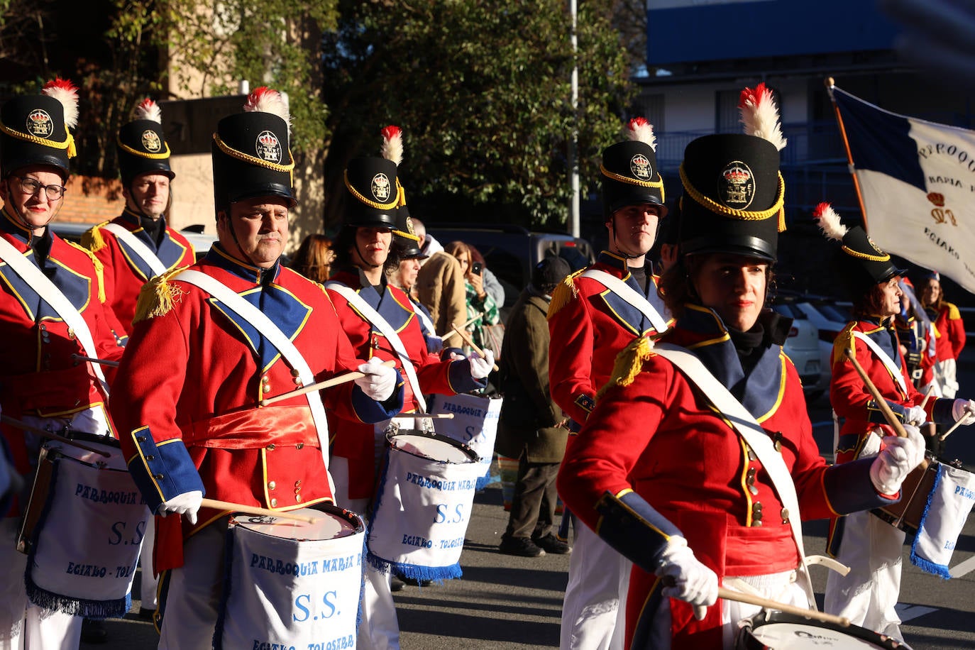 La compañía Parroquia María Reina-Egiako Tolosarrak alegra las calles
