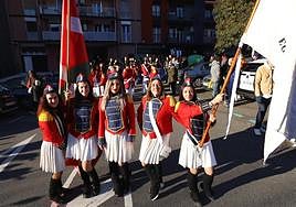 La compañía Parroquia María Reina-Egiako Tolosarrak alegra las calles
