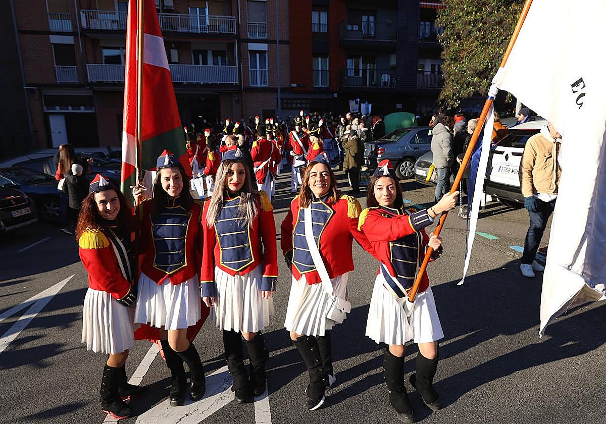 La compañía Parroquia María Reina-Egiako Tolosarrak alegra las calles