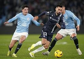 Brais conduce el balón perseguido por Dotor y Carlos Domínguez.