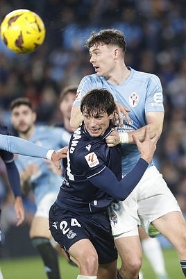 Le Normand es sujetado por Larsen durante una acción del partido de ayer en Balaídos.