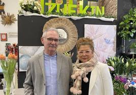 Ramón Ormazabal junto a su mujer Koro Ortega, en su tienda Floristería Ormazabal.