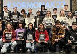 Las y los ganadores de la primera edición junto a Maialen Fidalgo y Beñat Zamalloa, en la entrega de premios celebrada en el Portalón.