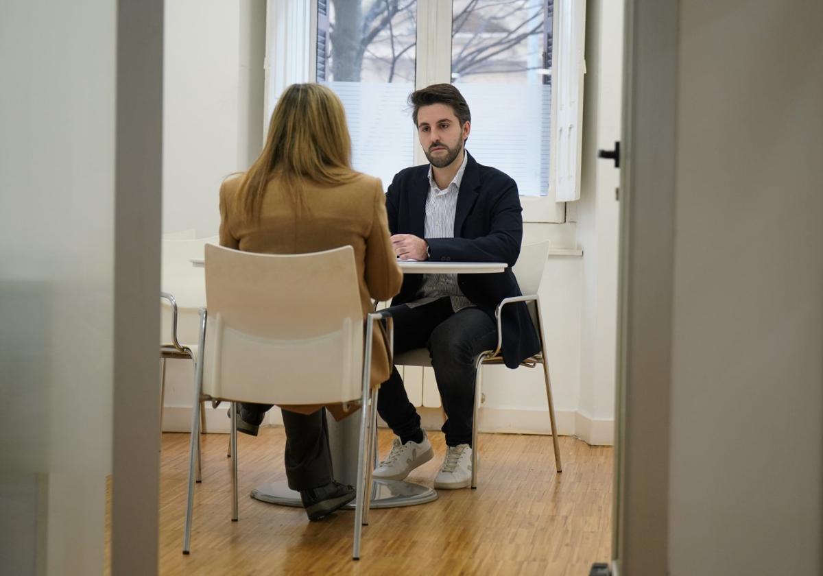Ana, que ya ha llegado a un acuerdo con sus hijos tras meses de sesiones, dialoga con Iñaki, mediador de la oficina de Donostia.
