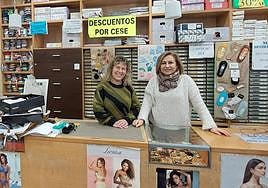 Arantxa Arano, empleada y Maite Asensio, jefa, en el interior de la Mercería.