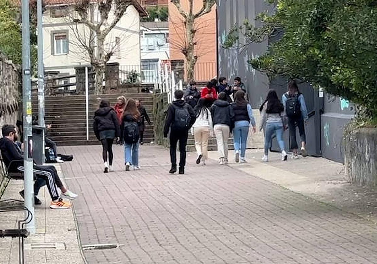 Alumnos de un colegio de San Sebastián durante el recreo.