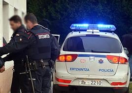 Dos ladrones se atrincheran tras ser cazados robando en una vivienda en Irun