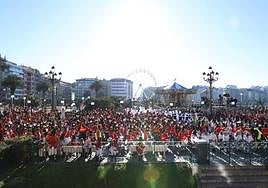 Varias de las compañías posicionadas en Alderdi Eder minutos antes del incio del desfile.