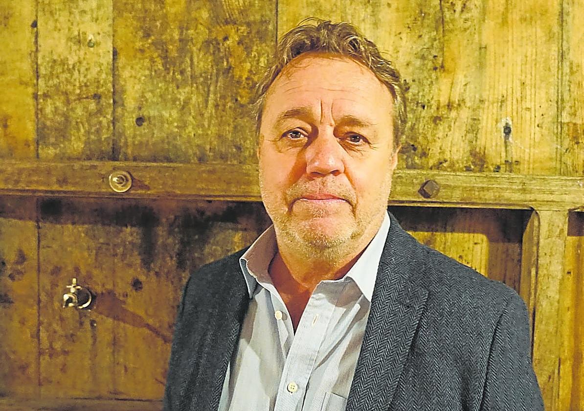 Paco Nadal, ante una kupela en la apertura del txotx del Goeirri.