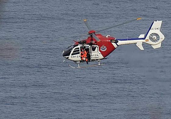 Imagen de archivo de un rescate de un helicoptero de la Ertzaintza.