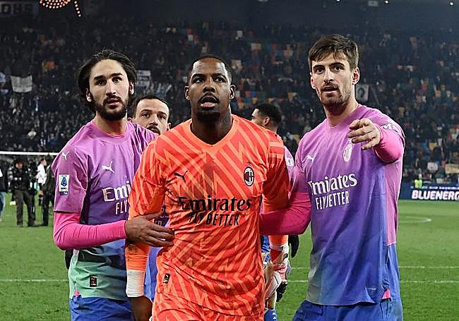 Maignan, junto a sus compañeros del Milan acercándose a la grada de sus seguidores para recibir el apoyo de su afición al final del partido en Udine.